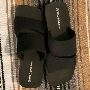 Wild Diva Lounge, NWOT, casual sandal, size 10.